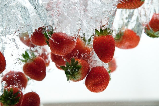 bevor-du-die-erdbeeren-in-das-schraubglas-fuellst-cc0-pixabay-triggermouse-230725_download Bevor du die Erdbeeren in das Schraubglas füllst, musst du sie gründlich säubern.