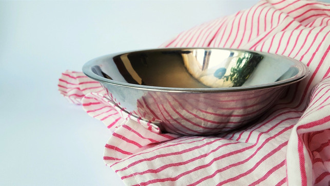 metallschuesseln-duerfen-unter-den-backofen-textili-cc0-pixabay-martina_bulkova-230411_download Metallschüsseln dürfen unter den Backofen, Textilien wie Geschirrtücher jedoch nicht.