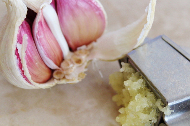 eine-gepresste-knoblauchzehe-macht-den-quark-schoen-cc0-pixabay-counselling-180613_download Eine gepresste Knoblauchzehe macht den Quark schön würzig. Aber: Lieber sparsam dosieren!