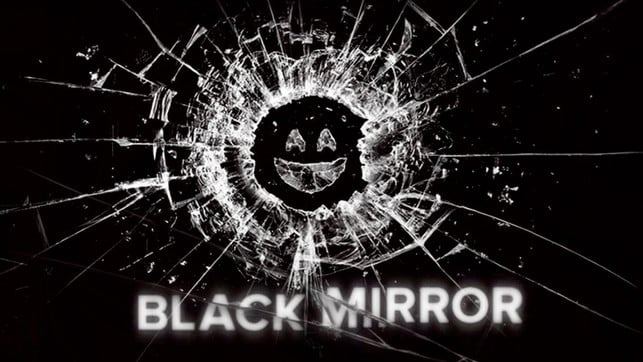 der-titel-black-mirror-spielt-auf-die-schwarzen-black-mirror-2011-2019-netflix-210324_download Der Titel "Black Mirror" spielt auf die schwarzen spiegelnden Bildschirme technischer Geräte an.