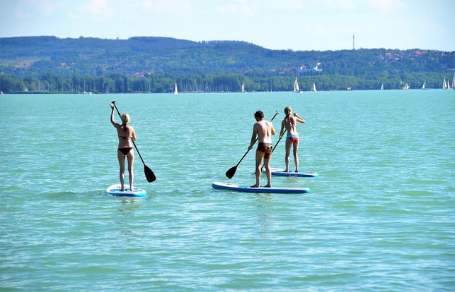 beim-stand-up-paddling-kann-jeder-selbst-entscheid-cc0-pixabay-ivabalk-220623_download Beim Stand-up-Paddling kann jeder selbst entscheiden, wie sportlich es wird.