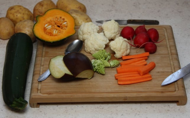 bunte-zutaten-fuer-fruehherbstliches-ofengemuese-reze-maria-hohenthalutopia-191002_download Bunte Zutaten für ein frühherbstliches Ofengemüse-Rezept.