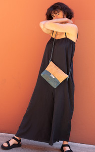 vegane-handtasche-kork-frisch-beutel-220503-500x800-1 Die vegane Handtasche aus Kork kannst du umhängen oder als Clutch tragen.