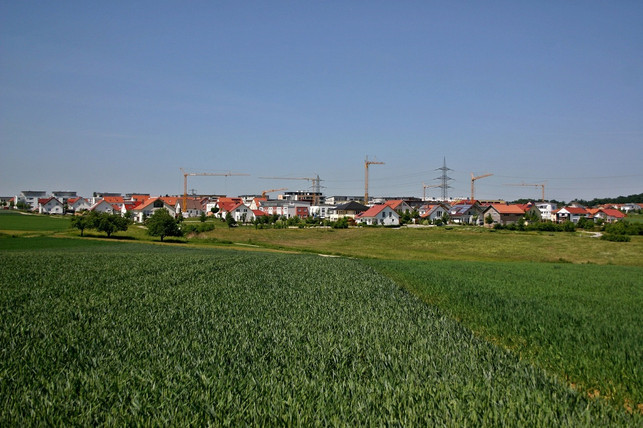 durch-urbanisierung-entstehen-neubausiedlungen-run-cc0pixabaycatkin-190816_download Durch Urbanisierung entstehen Neubausiedlungen rund um die Stadt.