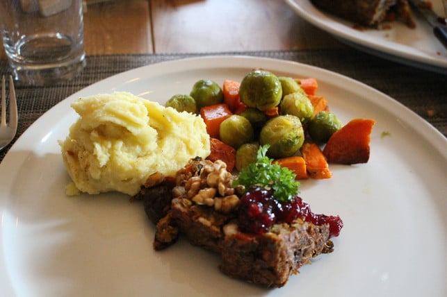 maronen-nussbraten-mit-preiselbeermarmelade-sarah-gairing-utopia-181230_download Zum Maronen-Nussbraten passt Preiselbeermarmelade.