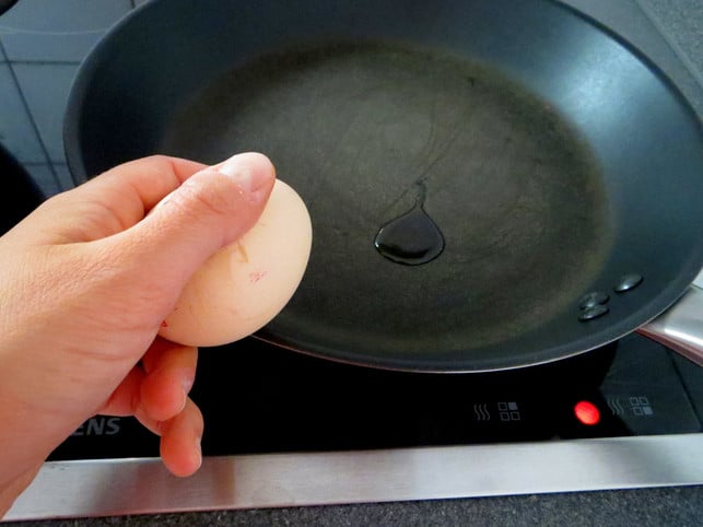 schlage-das-ei-am-rand-der-pfanne-auf-und-lasse-es-180709_download Schlage das Ei am Rand der Pfanne auf und lasse es hineingleiten.