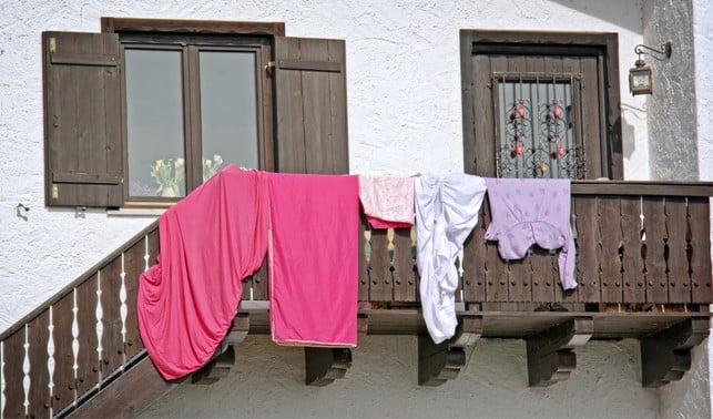 waesche-auf-dem-balkon-trocknen-ueber-das-gelaender-cc0-pixabay-antranias-250411_download Wäsche auf dem Balkon trocknen: über das Geländer und es kann zu Problemen kommen.