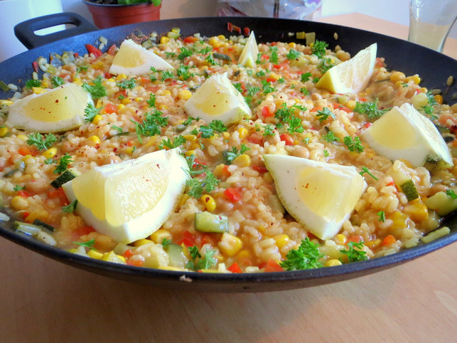 serviere-die-vegane-paella-mit-zitronenspalten-utopia-leonie-barghorn-200709_download Serviere die vegane Paella mit Zitronenspalten.