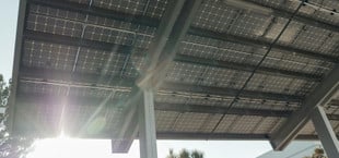 bifaziale Solarmodule auf einem Carport-Dach