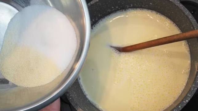 gib-griess-zucker-und-vanillezucker-erst-in-die-ko-sven-christian-schulz-utopia-240828 Gib Grieß, Zucker und Vanillezucker erst in die kochende Milch.