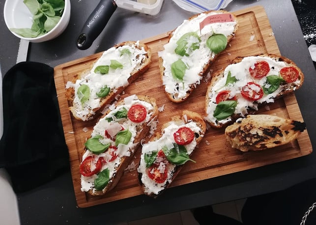 dav Processed with VSCO with a6 preset Crostini schmecken auch mit Ricota, Basilikum und veganem Parmesan.