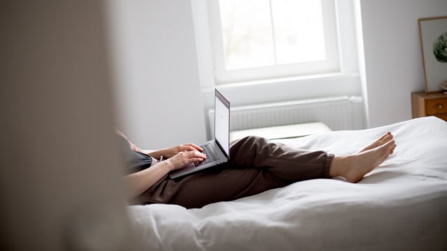 Mit Straßenklamotten aufs Bett? Das sagen Hygiene-Experten dazu Mit Straßenklamotten aufs Bett? Das sagen Hygiene-Experten dazu