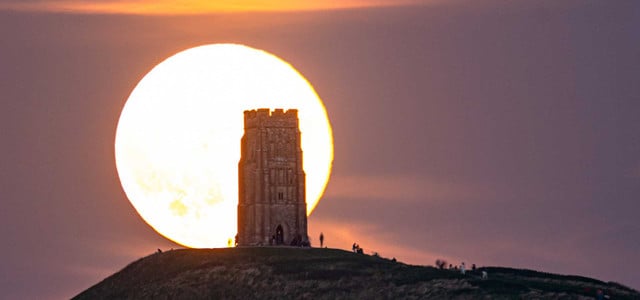 Doppeltes Himmelsspektakel: Wann du Supermond und Kometen beobachten kannst