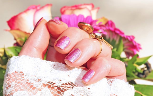 Glitzer-Nagellack-pb-Marion-Müller-20210624-1280x800 Rottöne werden meist aus Karmin hergestellt – eine Farbe aus Schildläusen.