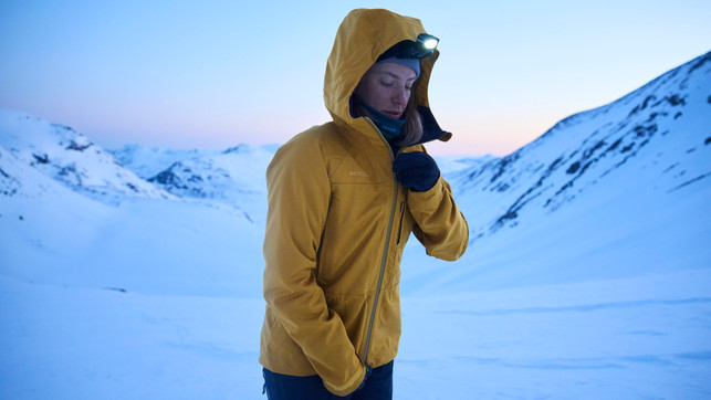 Die äußerste Schicht dient vor allem in den Bergen als Witterungsschutz Die äußerste Schicht dient vor allem in den Bergen als Witterungsschutz