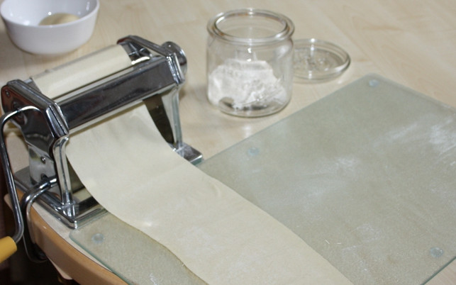 fuer-die-gemueselasagne-kann-man-die-lasagne-platten-maria-hohenthalutopia-200105_download Für die Gemüselasagne kann man die Lasagne-Platten auch einfach selber machen.