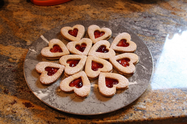 spitzbuben-auch-linzer-plaetzchen-gehoeren-zur-kla-cc0-pixabay-lstrassman-231028_download Spitzbuben, auch Linzer Plätzchen, gehören zur klassischen Weihnachtsbäckerei und gelingen sogar vegan.