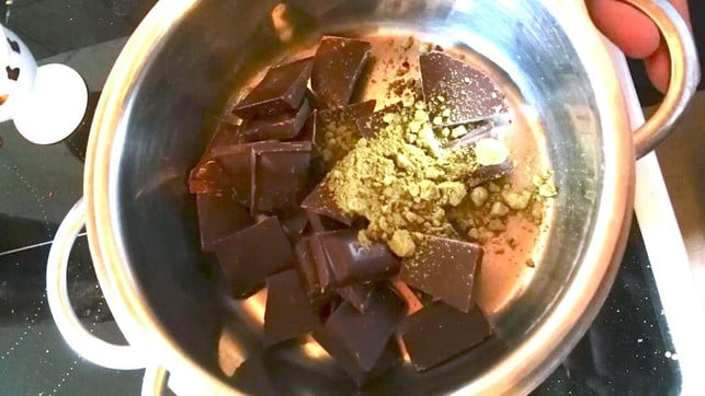 das-proteinpulver-am-besten-unter-die-schokolade-m-das-proteinpulver-am-besten-unter-die-schokolade-m-240212 Das Proteinpulver am besten unter die Schokolade mischen.