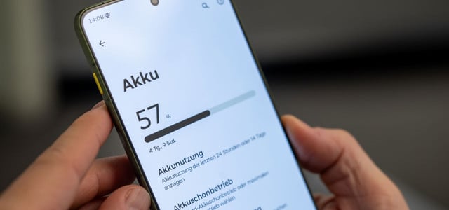 Akkustand macht plötzliche Sprünge: Wie du ihn bei Android, iPhone und Laptop neu kalibrierst (Foto: Nico Tapia/dpa-tmn) Smartphone mit Akkuanzeige auf dem Bildschirm, die 57 % Ladung und eine geschätzte Restlaufzeit von 4 Tagen und 9 Stunden zeigt. Der Bildschirm ist auf Deutsch eingestellt und zeigt Einstellungen zur Akkunutzung.