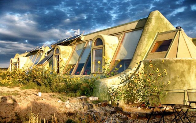 earthship-x-jenny-parkins-170127-1280x800-640x400 Earthship
