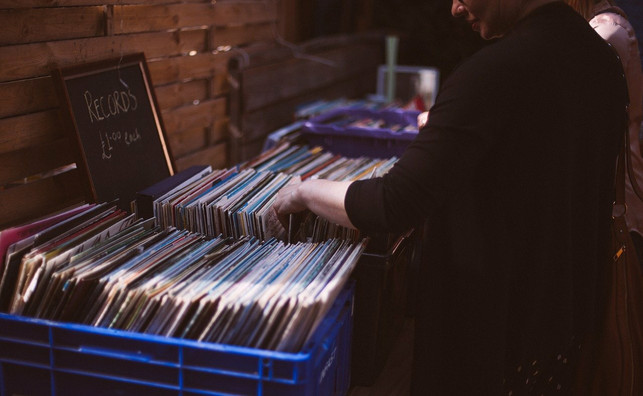 statt-schallplatten-zu-entsorgen-kannst-du-intakt-cc0-pixabay-pexels-220110_download Statt Schallplatten zu entsorgen, kannst du intakte Objekte verkaufen oder verschenken.