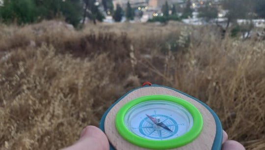 kompass-benutzen-foto-utopialaura-farag-240703 Kompass benutzen