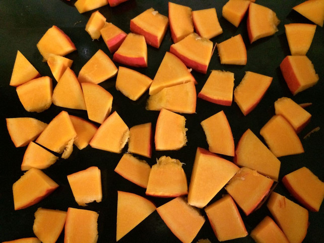 gleichmaessig-auf-einem-blech-verteilt-gefrieren-die-rhea-moutafis-utopia-170928_download Tipp zum Kürbis-Einfrieren: Verteile die Stücke auf einem Backblech.