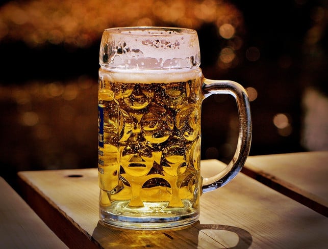 wenn-du-eine-haarspuelung-mit-bier-selber-machst-s-cc0-pixabay-alexas_fotos-231113_download Wenn du eine Haarspülung mit Bier selber machst, solltest du ein alkoholfreies Bier verwenden.