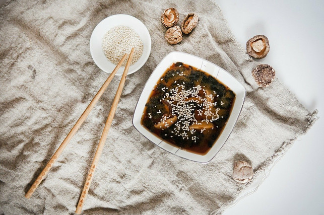 miso-verleiht-suppen-und-eintoepfen-ein-wuerziges-ar-cc0-pixabay-yana_tik-211125_download Miso verleiht Suppen und Eintöpfen ein würziges Aroma.