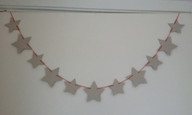 diese-girlande-mit-sternen-kannst-du-aus-altpappe-melanie-von-daake-utopia-171028_download Diese Girlande mit Sternen kannst du aus Altpappe selbst herstellen.