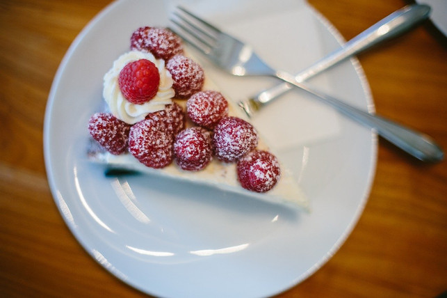 es-muss-nicht-immer-ein-kaesekuchen-mit-erdbeeren-s-cc0-pixabay-beckiemarie-200626_download Es muss nicht immer ein Käsekuchen mit Erdbeeren sein – auch anderes Obst wie Himbeeren oder Brombeeren bieten sich dafür an.