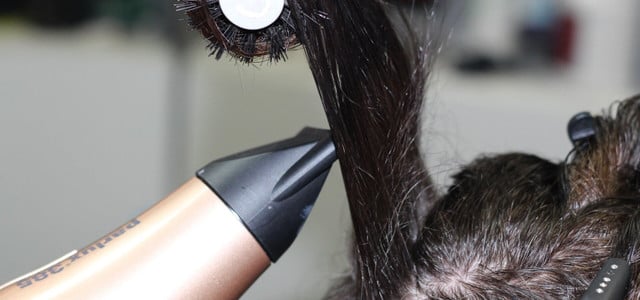 Haare föhnen: So sparst du dabei Strom (Foto: CC0 / Pixabay / Jo_Johnston) Haare föhnen
