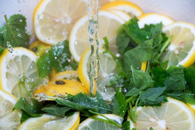 aus-wasser-zitronenmelisse-und-zitronen-wird-leck-cc0-pixabay-hutchrock-181221_download Aus Wasser, Zitronenmelisse und Zitronen wird leckerer Sirup.