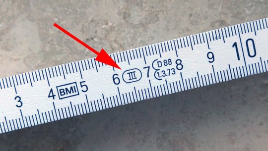 roemische-zahlen-auf-zollstock-und-massband-utopiade-250331 Römische Zahlen auf Zollstock und Maßband