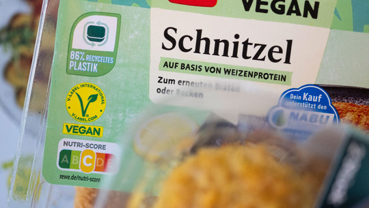 "Veggie-Schnitzel"-Streit geht weiter: Gutachten bezeichnet EU-Verbot als rechtswidrig Verpackung eines veganen Schnitzels auf Basis von Weizenprotein mit dem Hinweis auf 86 % recyceltes Plastik, dem V-Label für vegane Produkte und einem Nutri-Score C.