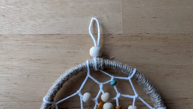 fertige-eine-halterung-fuer-deinen-traumfaenger-um-marie-theres-bauer-utopia-220308_download Fertige eine Halterung für deinen Traumfänger, um ihn in der Nähe deines Bettes aufzuhängen.