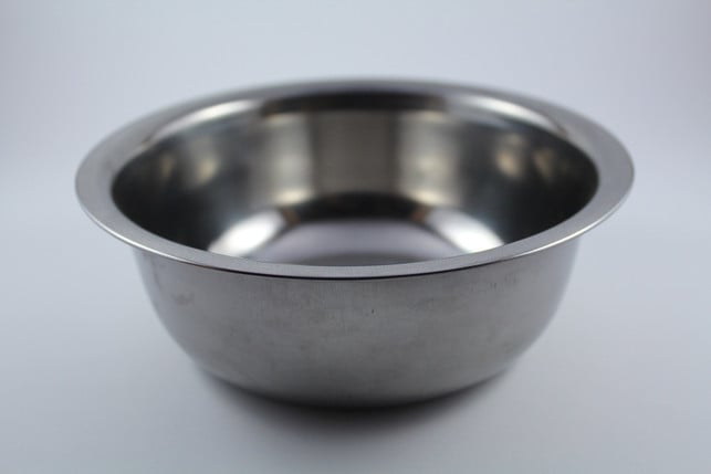 fuer-ein-wasserbad-sind-metallschuesseln-gut-geeigne-cc0--pixabay--kinzi-250708_download Für ein Wasserbad sind Metallschüsseln gut geeignet.