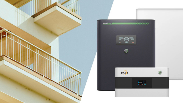 Balkonkraftwerk-Speicher im Vergleich Zwei moderne Batteriespeicher, daneben ein Ausschnitt eines Gebäudes mit Balkonen und Geländern unter blauem Himmel.