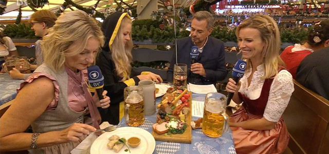 Monika Gruber probiert vegane Weißwurst auf dem Oktoberfest und findet sie „grausig“