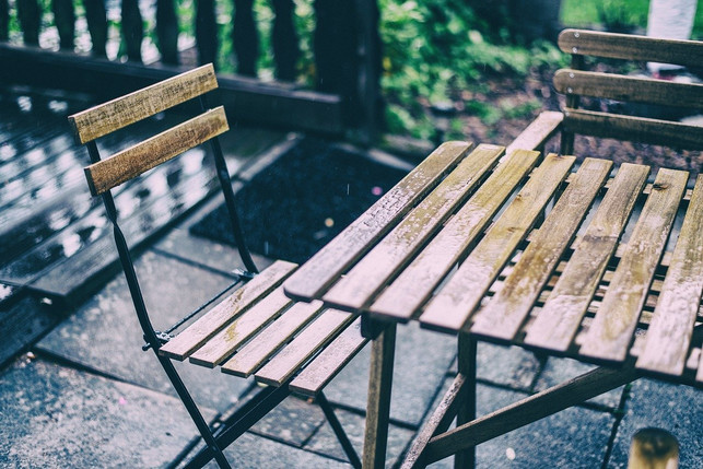 ein-offener-balkon-bietet-besonders-viel-flaeche-u-cc0-pixabay-laney5569-230925_download Ein offener Balkon bietet besonders viel Fläche, um Regenwasser zu sammeln.