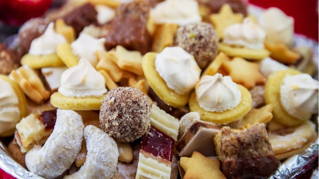 Jeden Tag Plätzchen essen: Die Folgen Verschiedene Weihnachtsplätzchen auf einem Teller