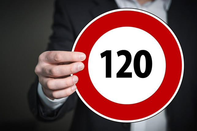 ein-vorgeschriebenes-tempolimit-gibt-es-fuer-fahrra-cc0-pixabay-geralt-230530_download Ein vorgeschriebenes Tempolimit gibt es für Fahrradfahrer:innen nicht. Vorsicht ist im Straßenverkehr trotzdem geboten.