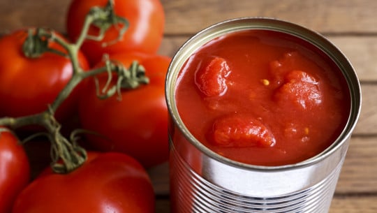 Open tin of chopped tomatoes. Tomaten, Dosen, Dosentomaten
