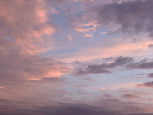 one-grinding summer sky-and-pasteeme-tempe-CC0- Pixabay-mylene2401-250525_Download A morning sky and pleasant temperatures are the reward for an early start of your hiking tour.
