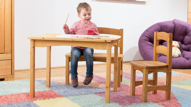 kindersitzgruppe-peppino-s-allnatura-210706-1280x720-1 Bessere Kindermöbel: Auf der robusten Holzsitzgruppe für Kinder dürfen auch Erwachsene Platz nehmen.