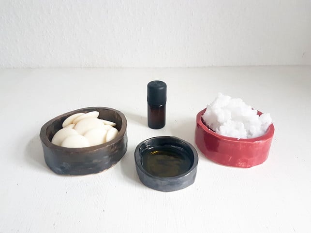 zutaten-fuer-selbst-gemachte-handcreme-charlotte-gneupel-utopia-171221_download Du brauchst nicht viele Zutaten, um Handcreme selber zu machen.