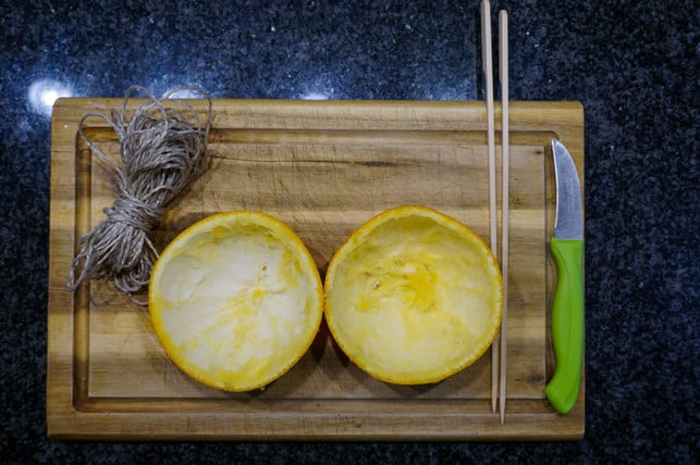 in-die-orangenschalen-bohrst-du-loecher-in-die-du-laura-hintereder-utopia-241223_download In die Orangenschalen bohrst du Löcher, in die du dann eine Schnur zum Aufhängen knotest.