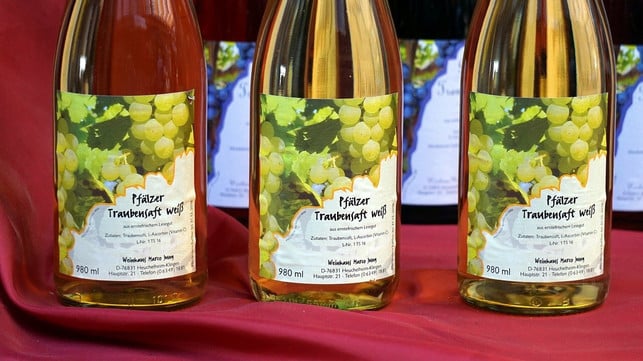 weisser-traubensaft-eignet-sich-als-weisswein-ersatz-cc0-pixabay-matthiasboeckel-220712_download Weißer Traubensaft eignet sich als Weißwein-Ersatz.