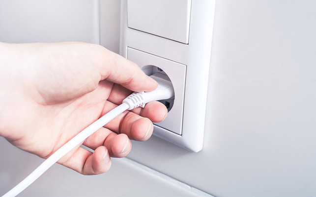 Steckdose Stecker Dezentrale (Öko-)Strom-Abrechnung gehört zu den möglichen Einsatzgebieten 'guter' Blockchains