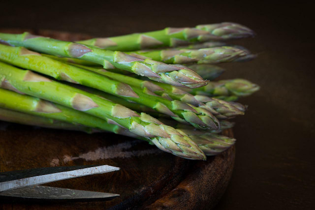 Green asparagus tastes best in a salad.